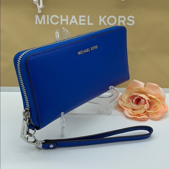 Michael Kors Handbags - MICHAEL KORS JET SET TRAVEL LG TRVL CONTINENTAL